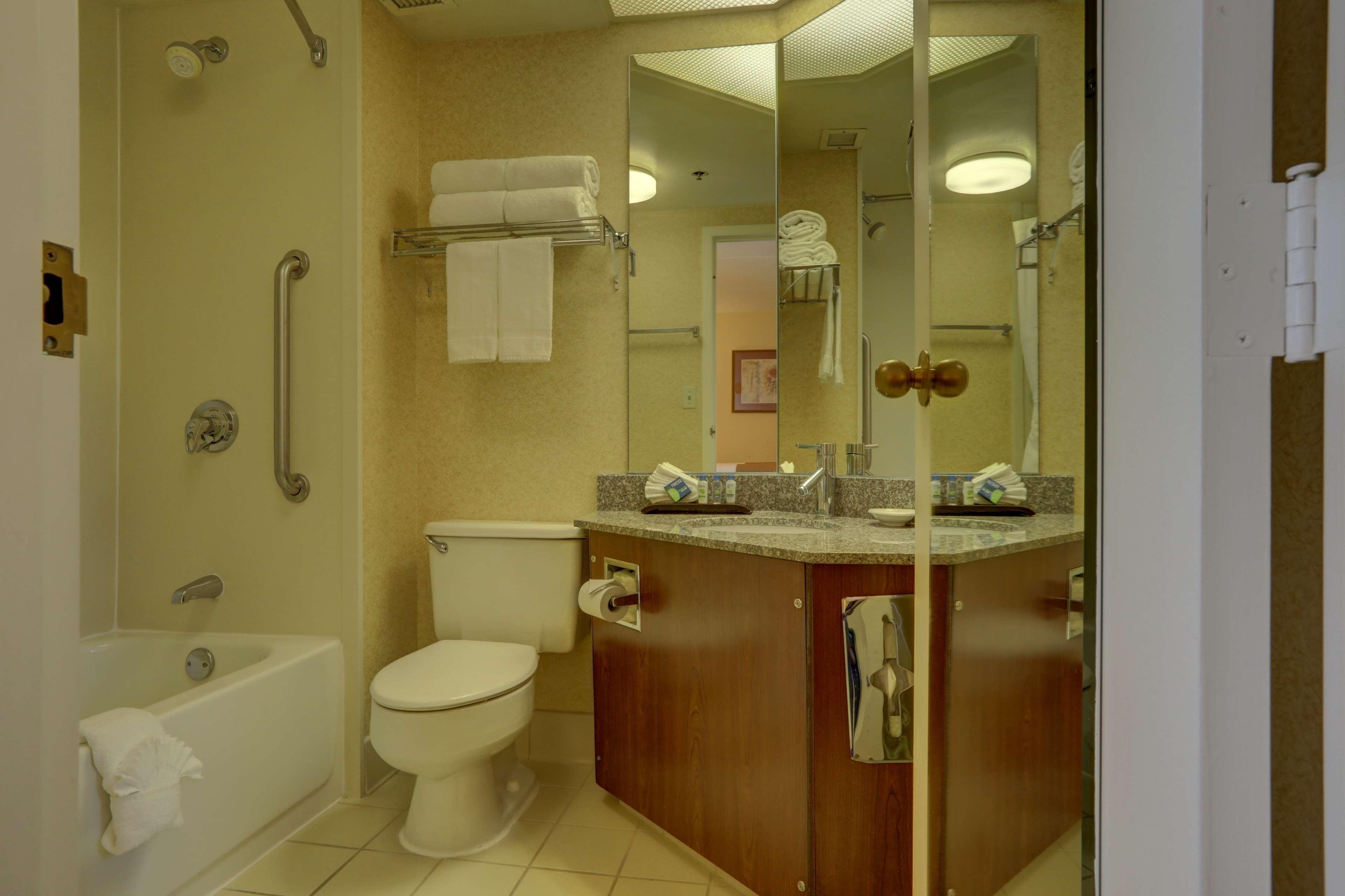 Surestay Plus Hotel By Best Western Chicago Ломбард Номер фото