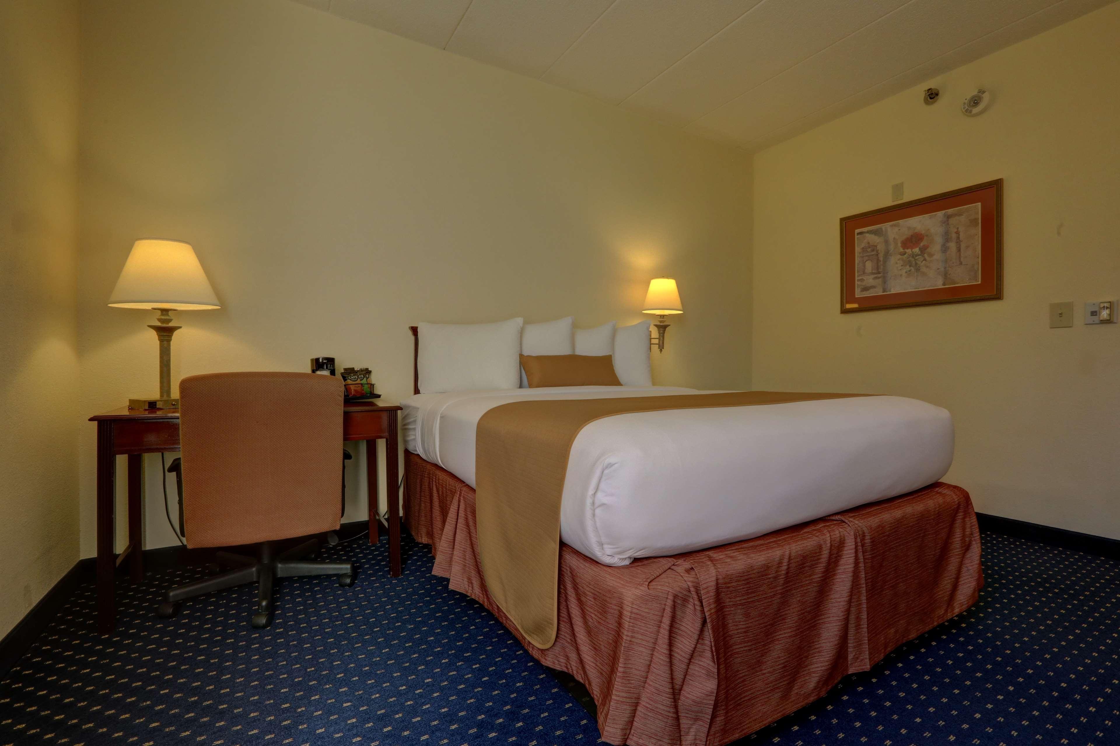 Surestay Plus Hotel By Best Western Chicago Ломбард Номер фото